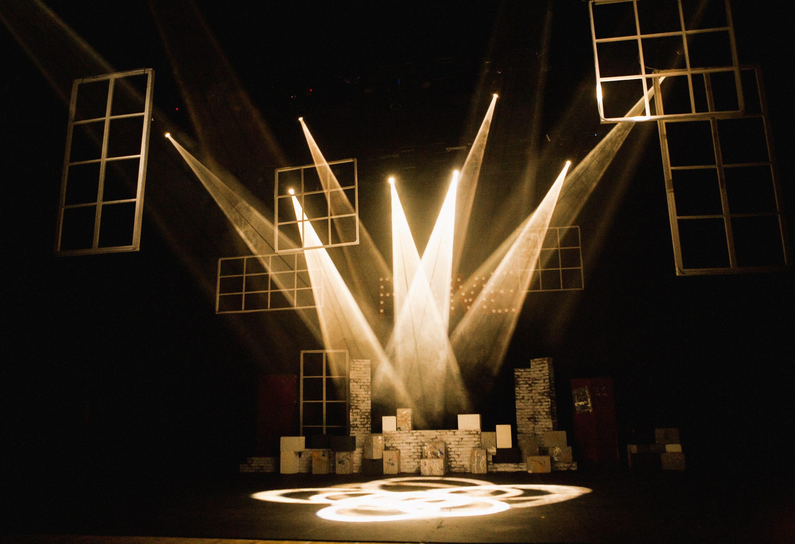 Theater, Autor, Theaterstücke, Produktionen und Holzwerke. Marcel Schlegel aus der Schweiz für Deutschland