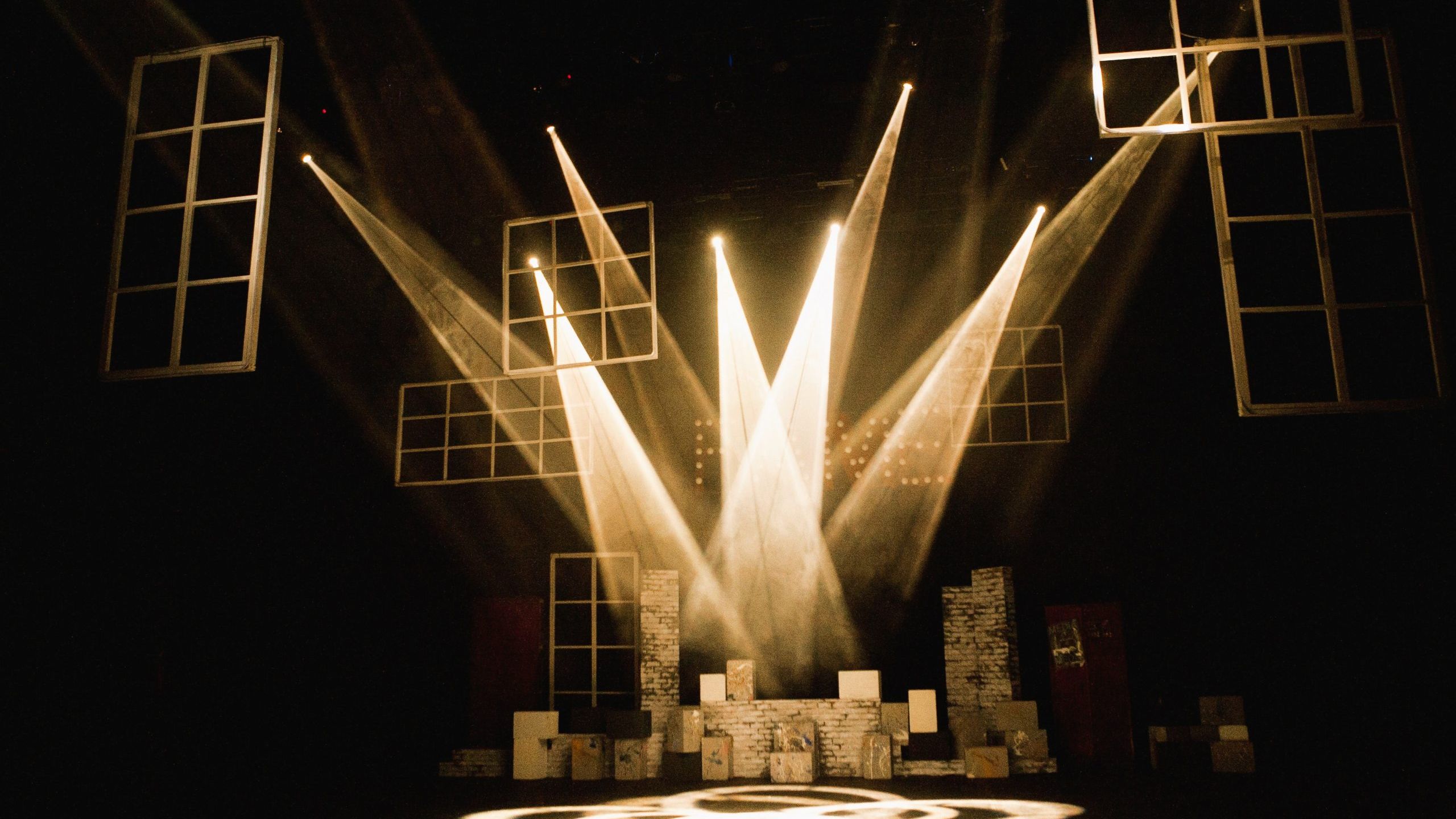 Theater, Autor, Theaterstücke, Produktionen und Holzwerke. Marcel Schlegel aus der Schweiz für Deutschland